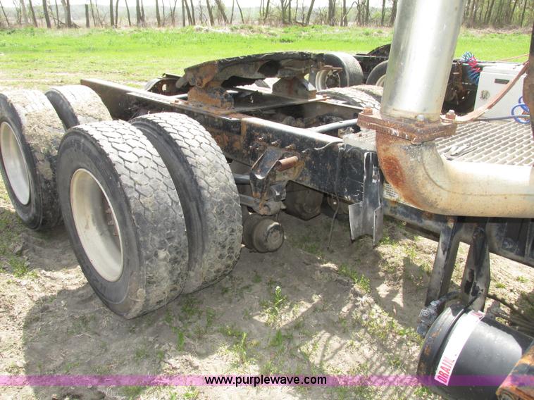 image for item F7376 2000 Mack CH613 semi truck