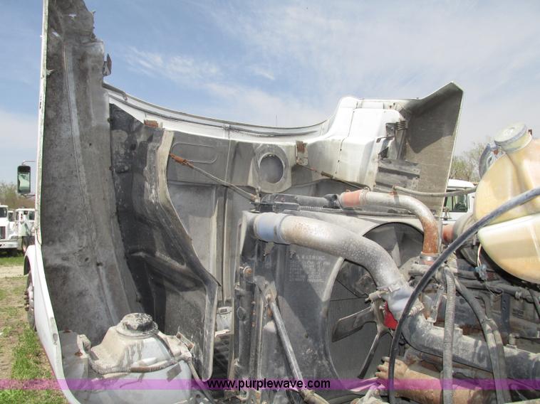 image for item F7376 2000 Mack CH613 semi truck