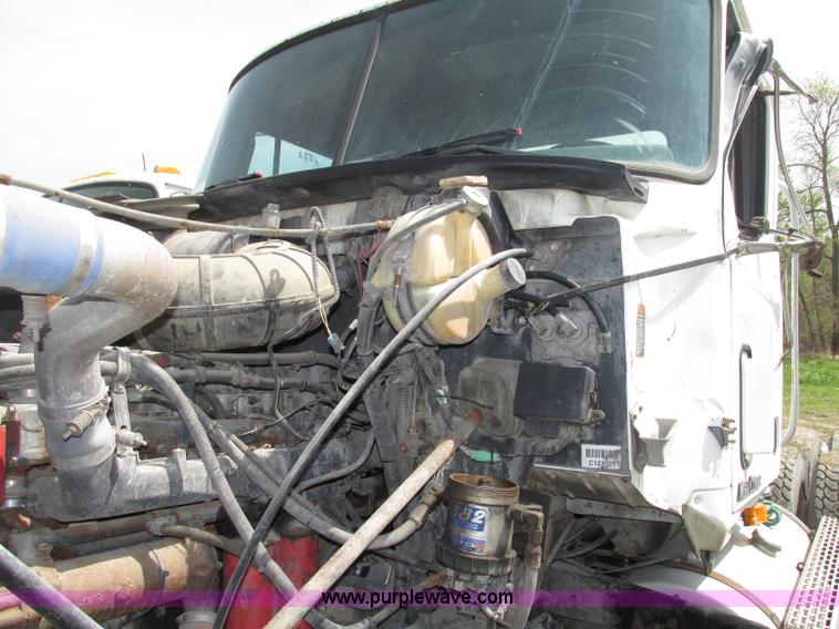 image for item F7376 2000 Mack CH613 semi truck