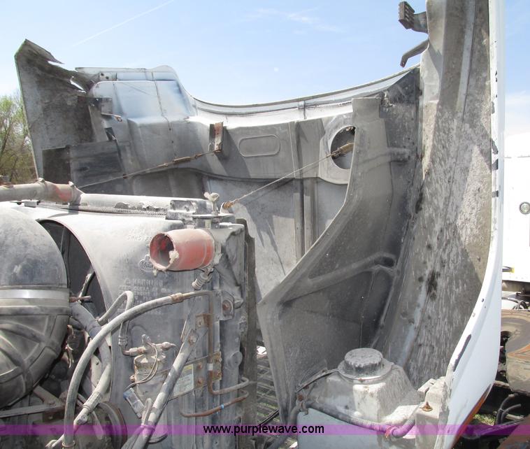 image for item F7376 2000 Mack CH613 semi truck