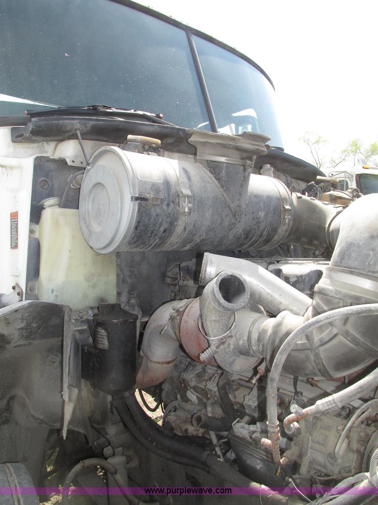 image for item F7376 2000 Mack CH613 semi truck