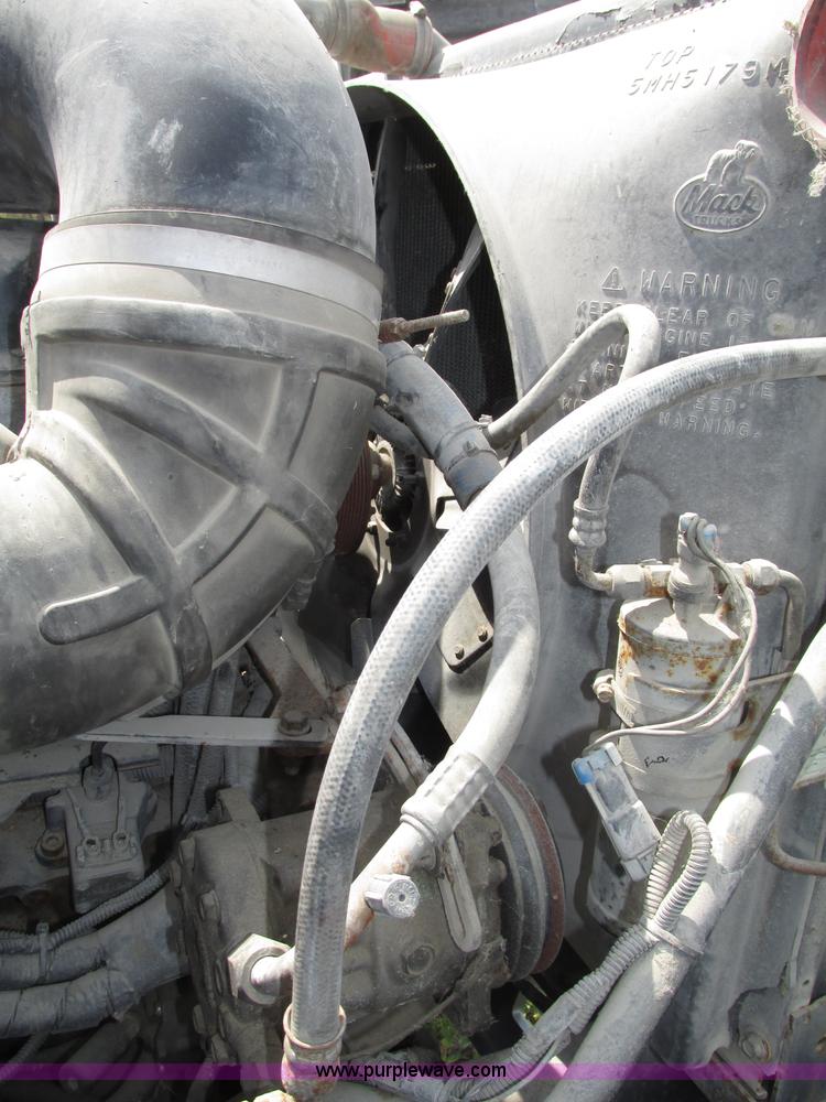 image for item F7376 2000 Mack CH613 semi truck