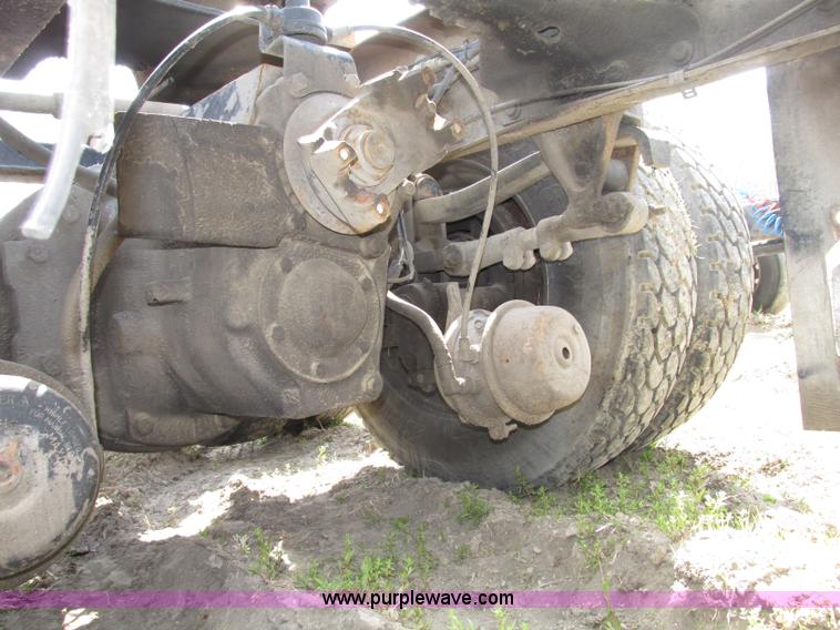 image for item F7376 2000 Mack CH613 semi truck