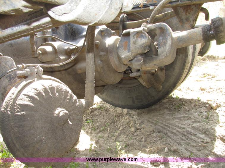 image for item F7376 2000 Mack CH613 semi truck