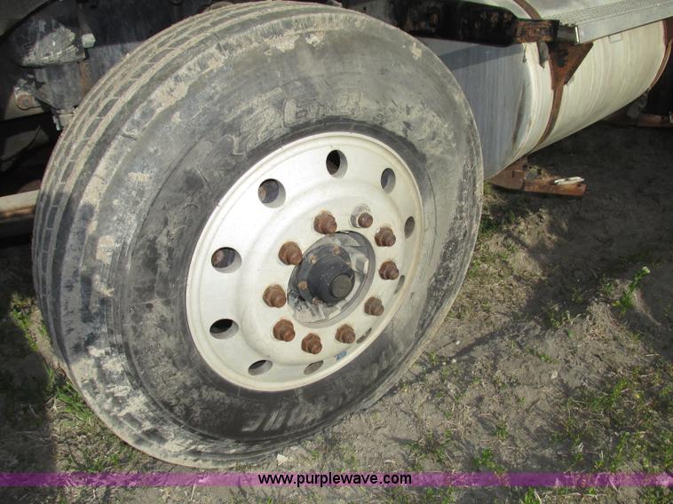 image for item F7376 2000 Mack CH613 semi truck