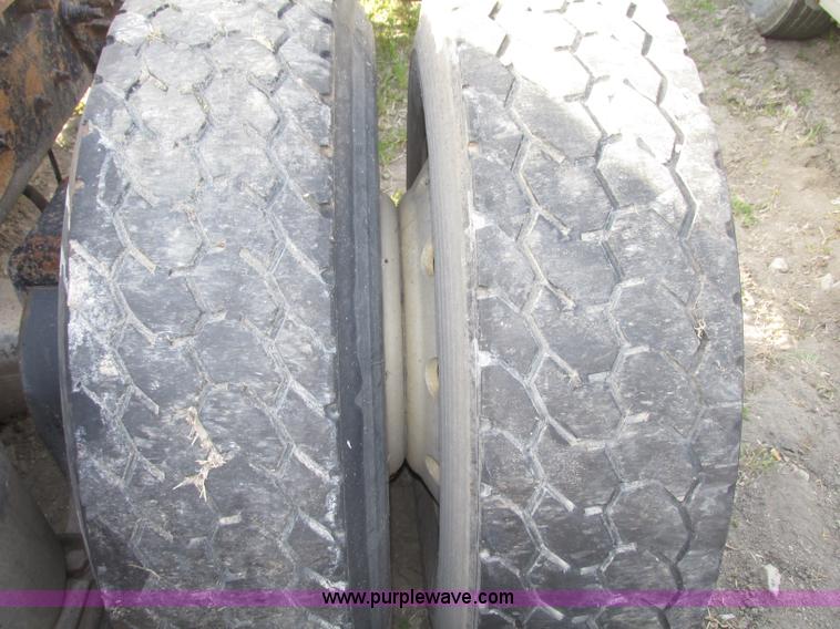 image for item F7376 2000 Mack CH613 semi truck