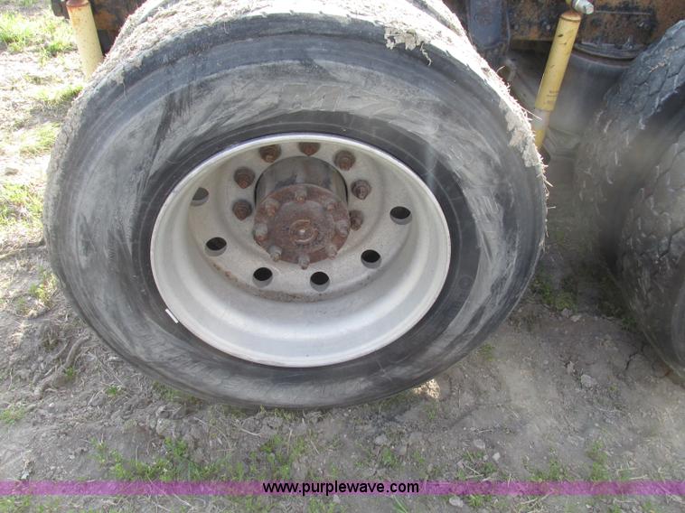 image for item F7376 2000 Mack CH613 semi truck