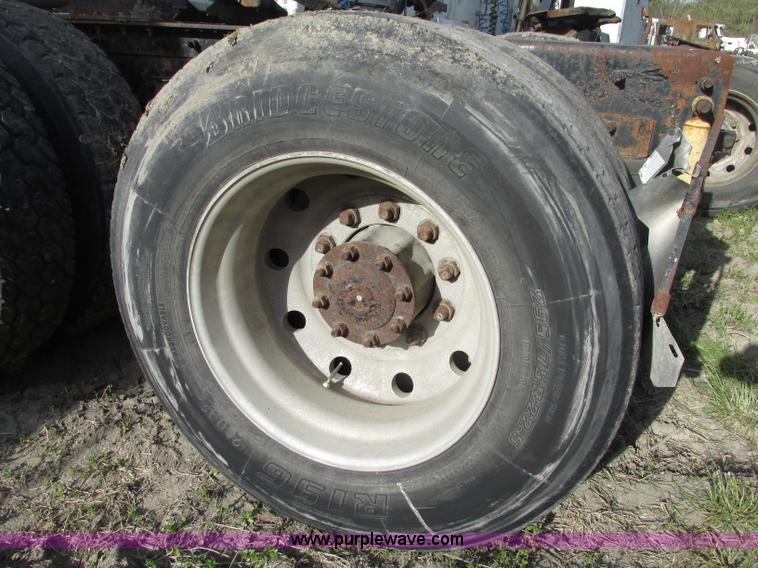 image for item F7376 2000 Mack CH613 semi truck