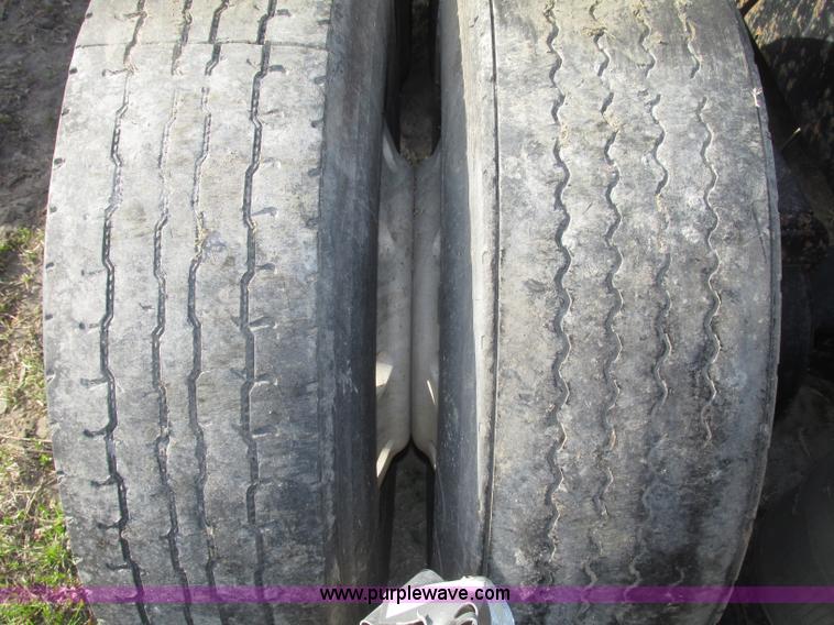 image for item F7376 2000 Mack CH613 semi truck