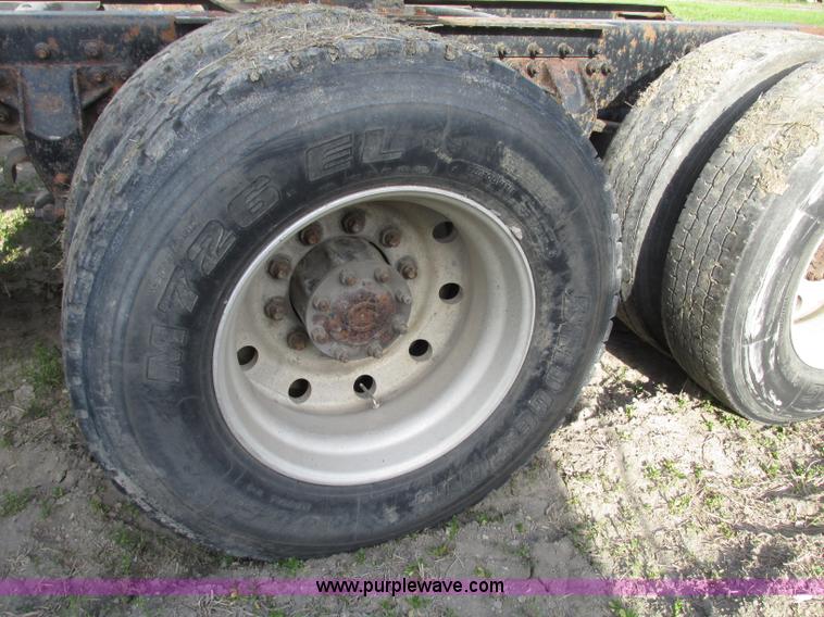 image for item F7376 2000 Mack CH613 semi truck