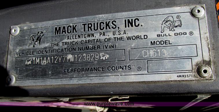 image for item F7376 2000 Mack CH613 semi truck