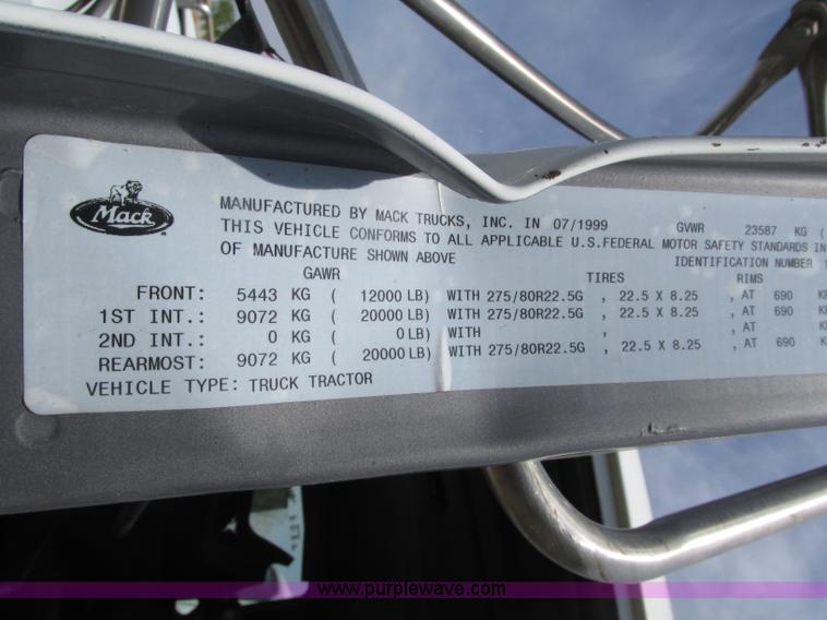 image for item F7376 2000 Mack CH613 semi truck