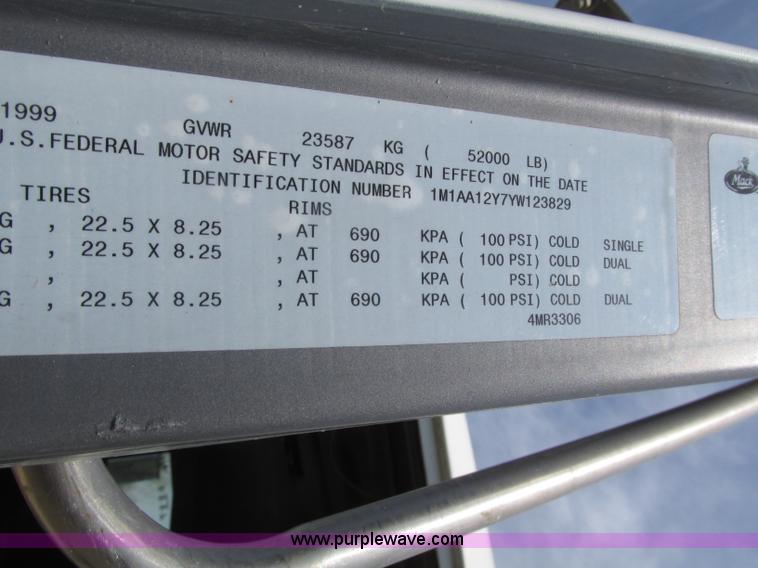 image for item F7376 2000 Mack CH613 semi truck