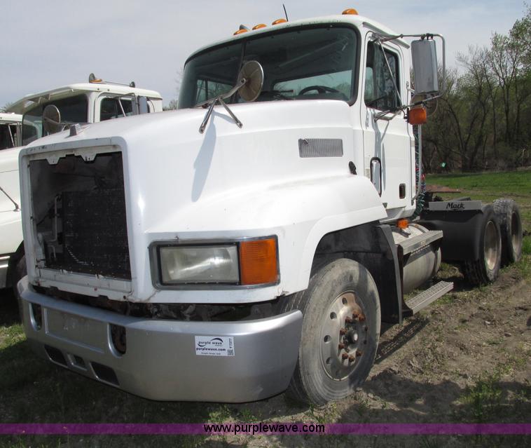 image for item F7377 2001 Mack CH613 MaxiCruise semi truck