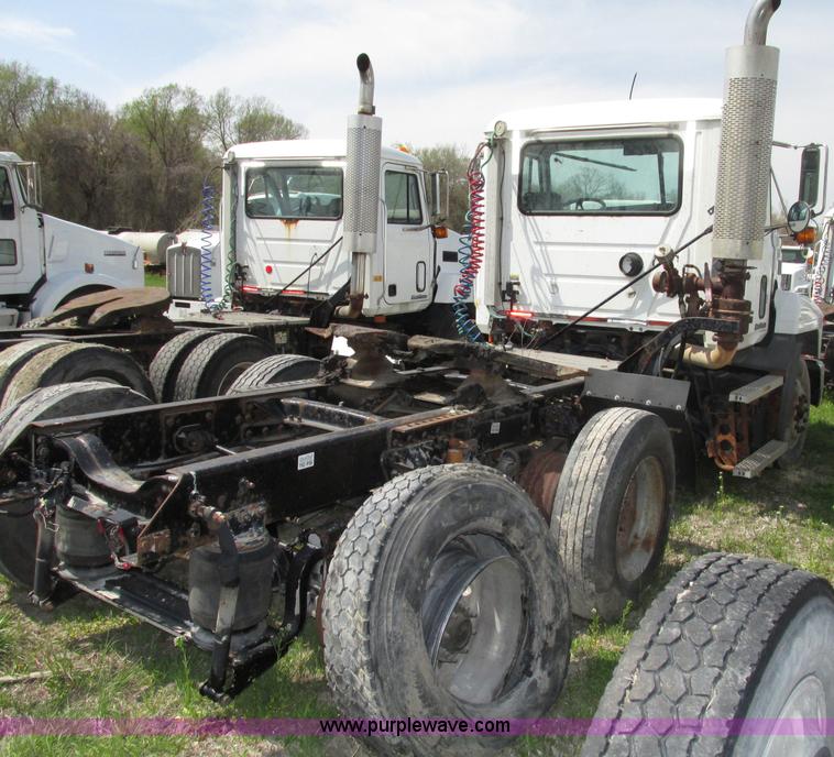 image for item F7377 2001 Mack CH613 MaxiCruise semi truck