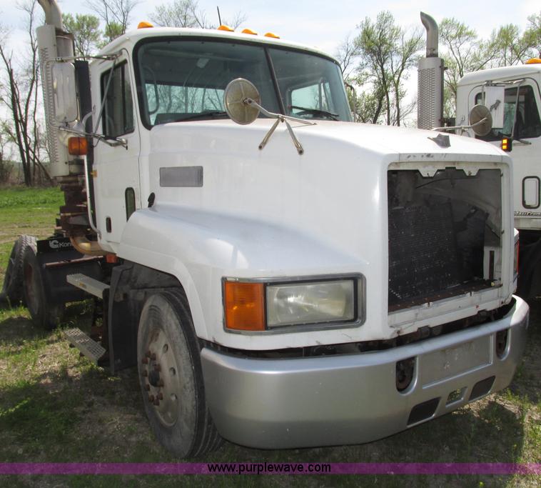 image for item F7377 2001 Mack CH613 MaxiCruise semi truck