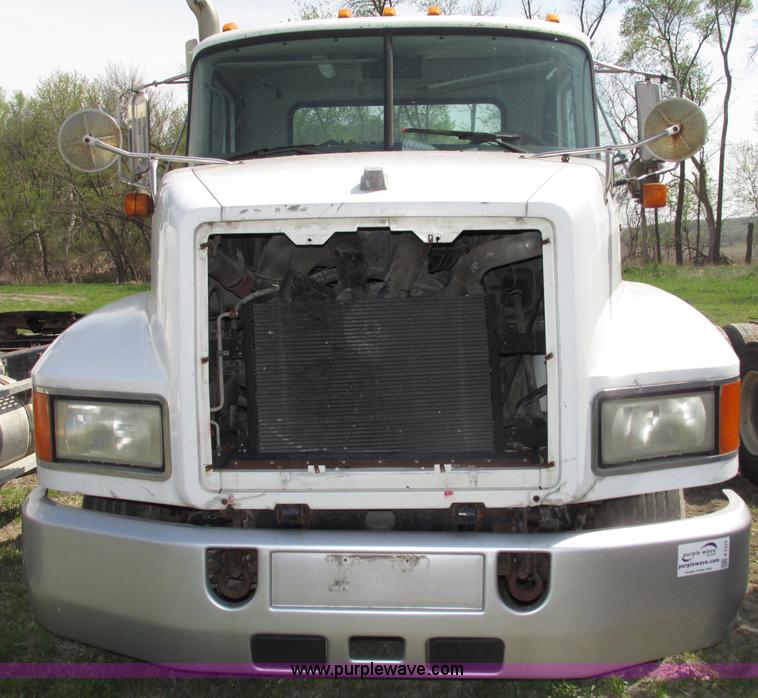 image for item F7377 2001 Mack CH613 MaxiCruise semi truck