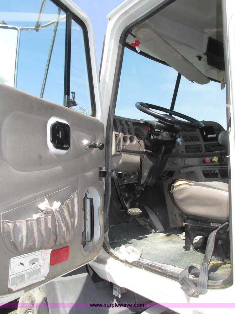 image for item F7377 2001 Mack CH613 MaxiCruise semi truck