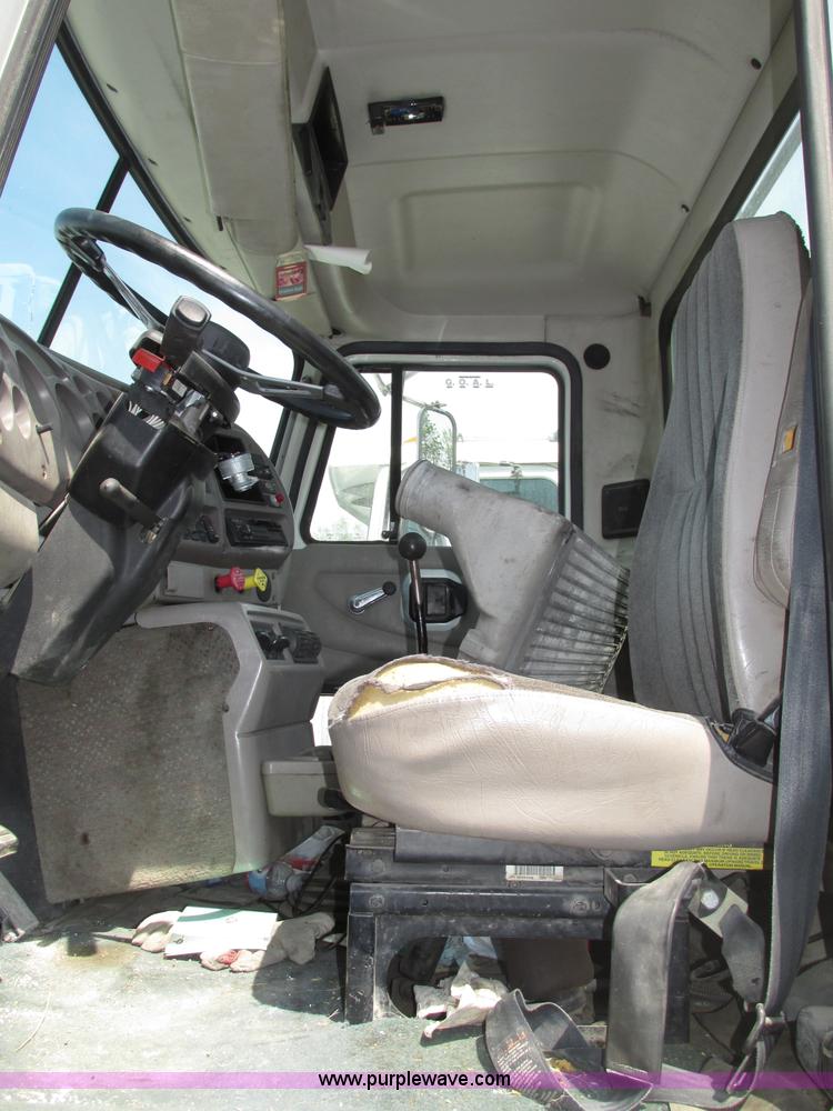 image for item F7377 2001 Mack CH613 MaxiCruise semi truck