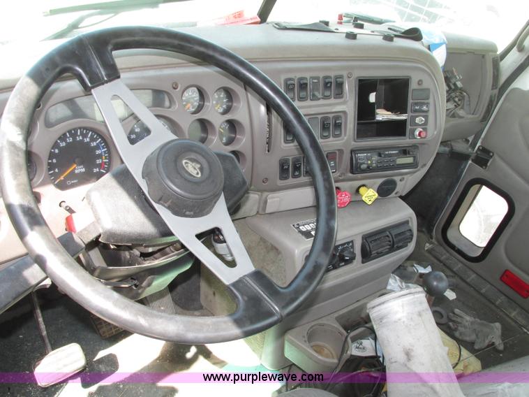 image for item F7377 2001 Mack CH613 MaxiCruise semi truck