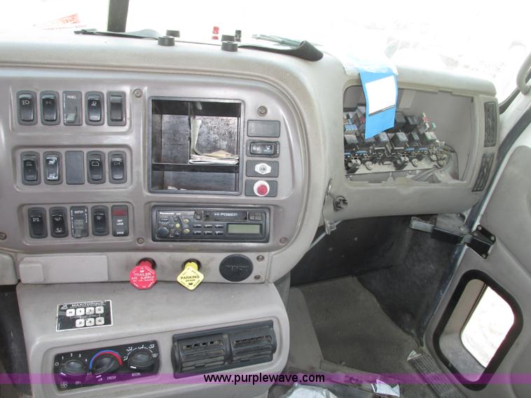 image for item F7377 2001 Mack CH613 MaxiCruise semi truck