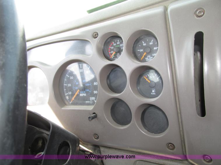 image for item F7377 2001 Mack CH613 MaxiCruise semi truck