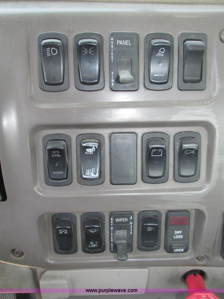 image for item F7377 2001 Mack CH613 MaxiCruise semi truck