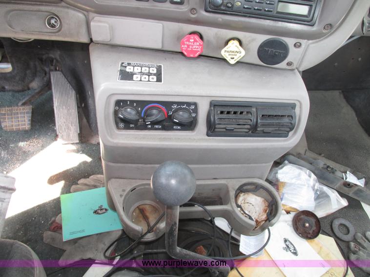 image for item F7377 2001 Mack CH613 MaxiCruise semi truck