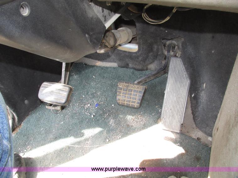 image for item F7377 2001 Mack CH613 MaxiCruise semi truck