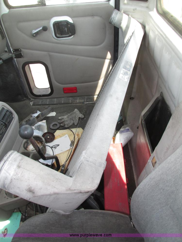 image for item F7377 2001 Mack CH613 MaxiCruise semi truck