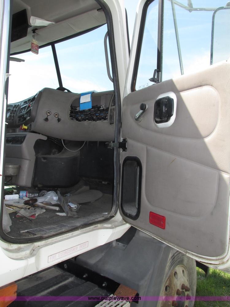 image for item F7377 2001 Mack CH613 MaxiCruise semi truck