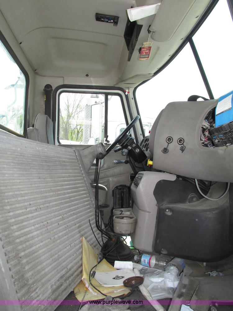 image for item F7377 2001 Mack CH613 MaxiCruise semi truck