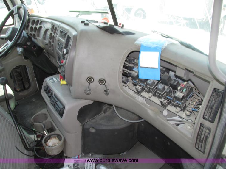 image for item F7377 2001 Mack CH613 MaxiCruise semi truck