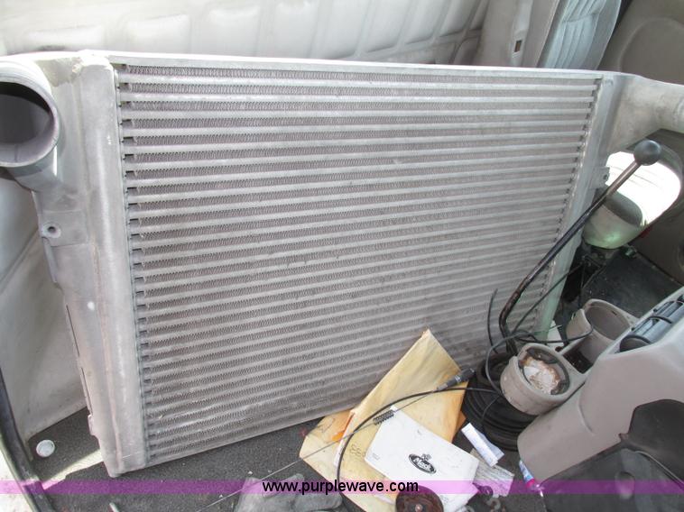 image for item F7377 2001 Mack CH613 MaxiCruise semi truck