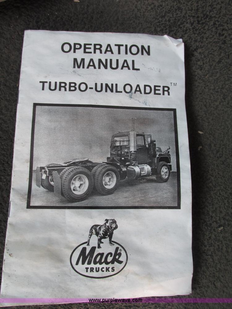 image for item F7377 2001 Mack CH613 MaxiCruise semi truck