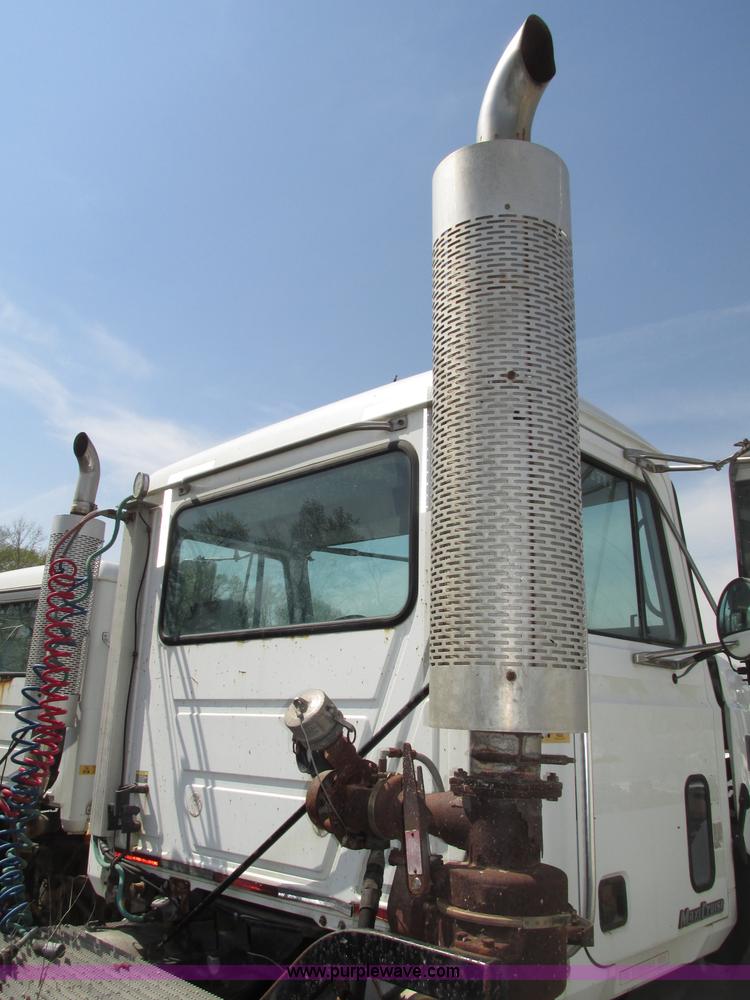 image for item F7377 2001 Mack CH613 MaxiCruise semi truck