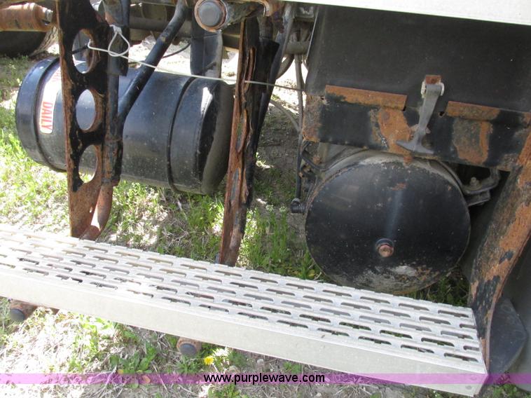 image for item F7377 2001 Mack CH613 MaxiCruise semi truck