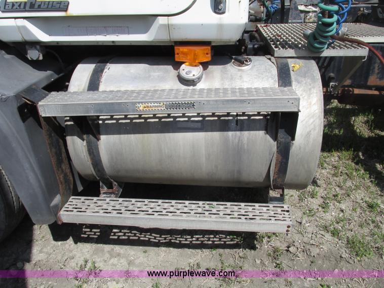 image for item F7377 2001 Mack CH613 MaxiCruise semi truck