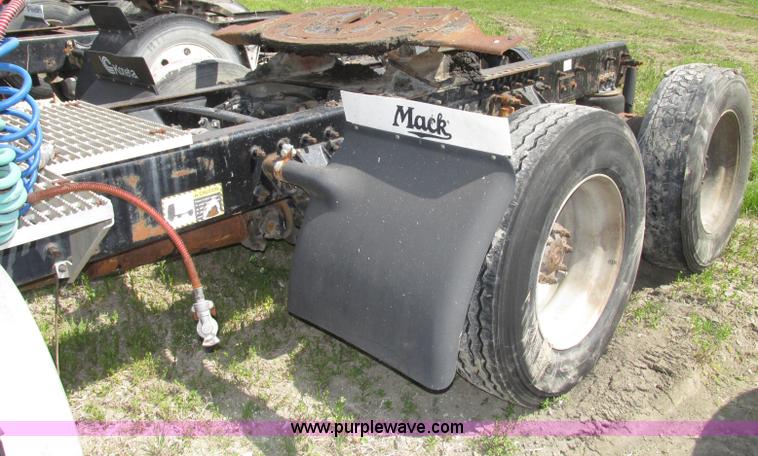 image for item F7377 2001 Mack CH613 MaxiCruise semi truck
