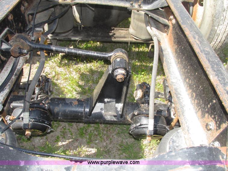 image for item F7377 2001 Mack CH613 MaxiCruise semi truck