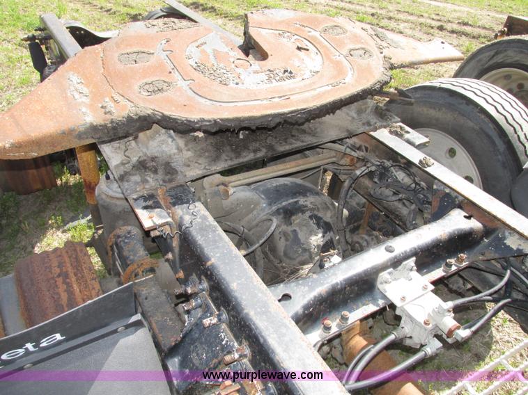 image for item F7377 2001 Mack CH613 MaxiCruise semi truck