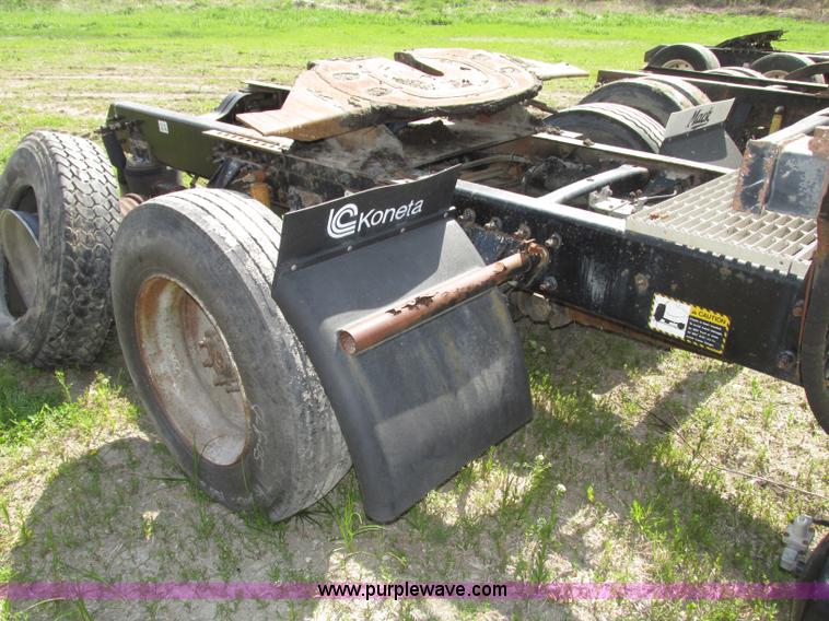 image for item F7377 2001 Mack CH613 MaxiCruise semi truck