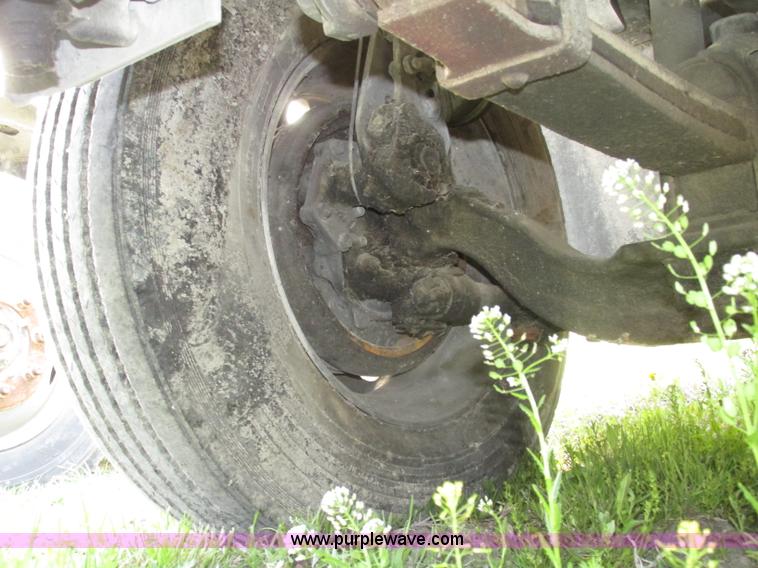 image for item F7377 2001 Mack CH613 MaxiCruise semi truck