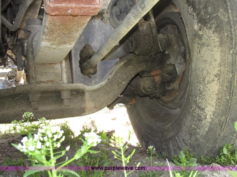 image for item F7377 2001 Mack CH613 MaxiCruise semi truck