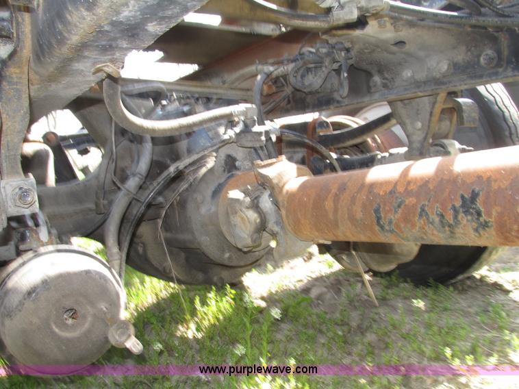 image for item F7377 2001 Mack CH613 MaxiCruise semi truck