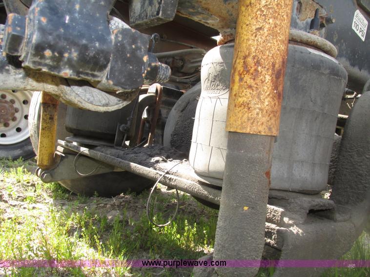 image for item F7377 2001 Mack CH613 MaxiCruise semi truck