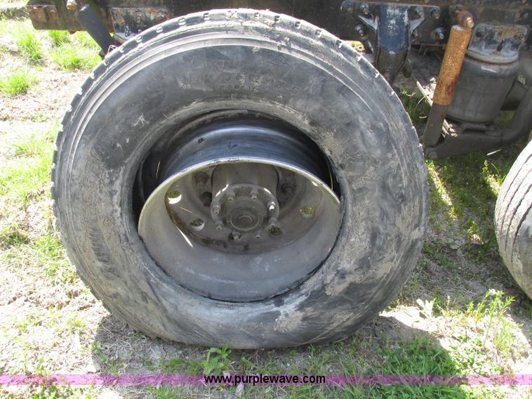 image for item F7377 2001 Mack CH613 MaxiCruise semi truck