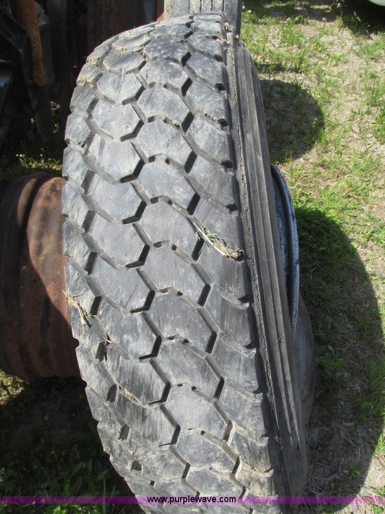 image for item F7377 2001 Mack CH613 MaxiCruise semi truck