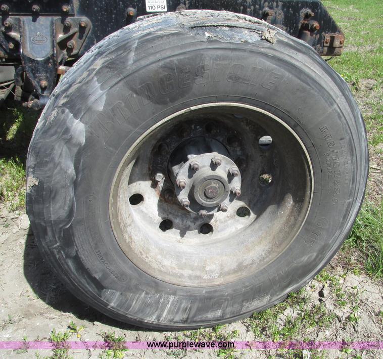 image for item F7377 2001 Mack CH613 MaxiCruise semi truck