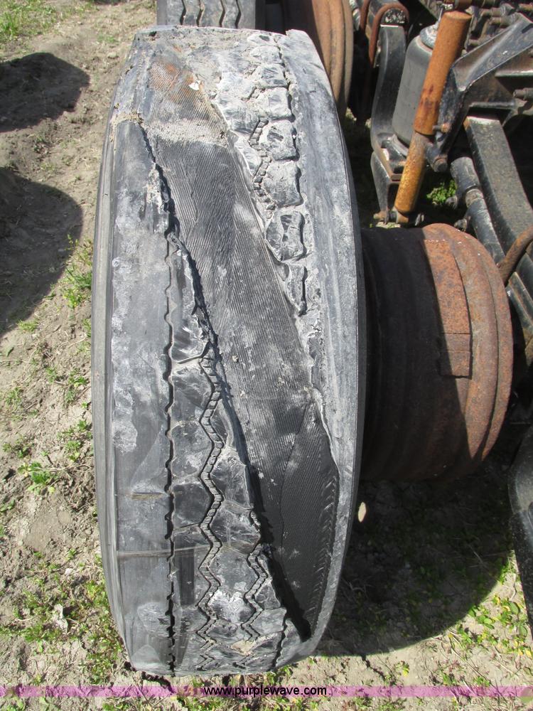 image for item F7377 2001 Mack CH613 MaxiCruise semi truck